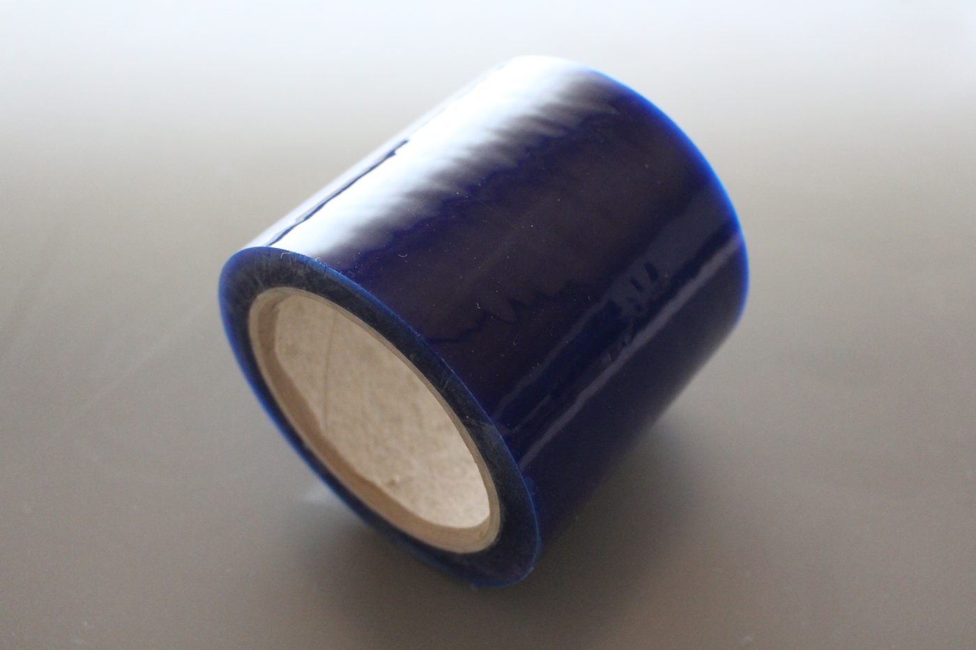 Blaue Schutzfolie in Rollenform